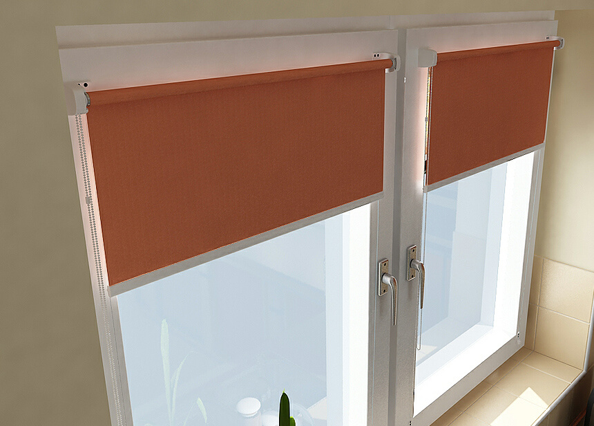 Рулонные шторы Mini коричневого цвета на окне